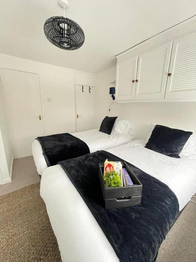 Lovely 1 Bed Home Near Hospital, With Parking & Garden Work Contractor Leisure, Sapphire CBG Exterior foto