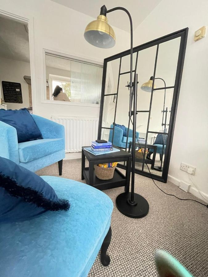 Lovely 1 Bed Home Near Hospital, With Parking & Garden Work Contractor Leisure, Sapphire CBG Exterior foto