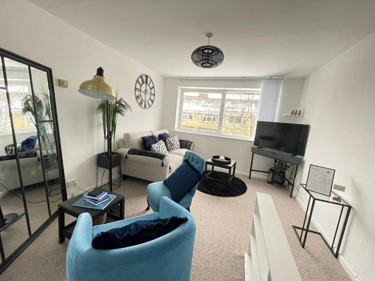 Lovely 1 Bed Home Near Hospital, With Parking & Garden Work Contractor Leisure, Sapphire CBG Exterior foto