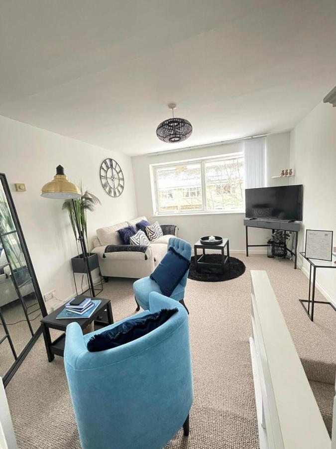 Lovely 1 Bed Home Near Hospital, With Parking & Garden Work Contractor Leisure, Sapphire CBG Exterior foto