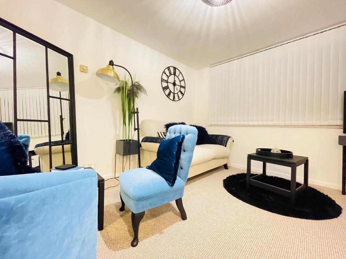 Lovely 1 Bed Home Near Hospital, With Parking & Garden Work Contractor Leisure, Sapphire CBG Exterior foto