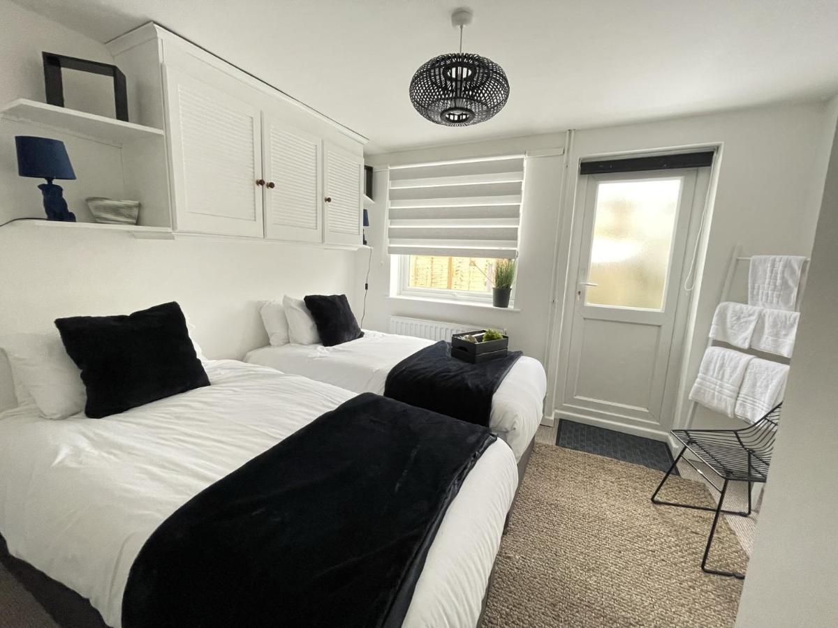 Lovely 1 Bed Home Near Hospital, With Parking & Garden Work Contractor Leisure, Sapphire CBG Exterior foto