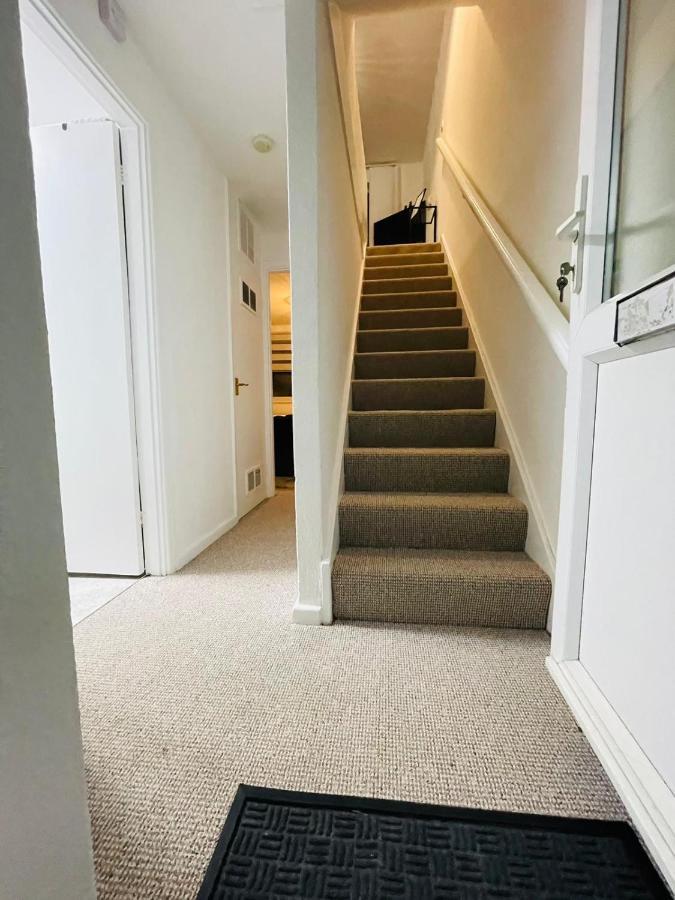 Lovely 1 Bed Home Near Hospital, With Parking & Garden Work Contractor Leisure, Sapphire CBG Exterior foto