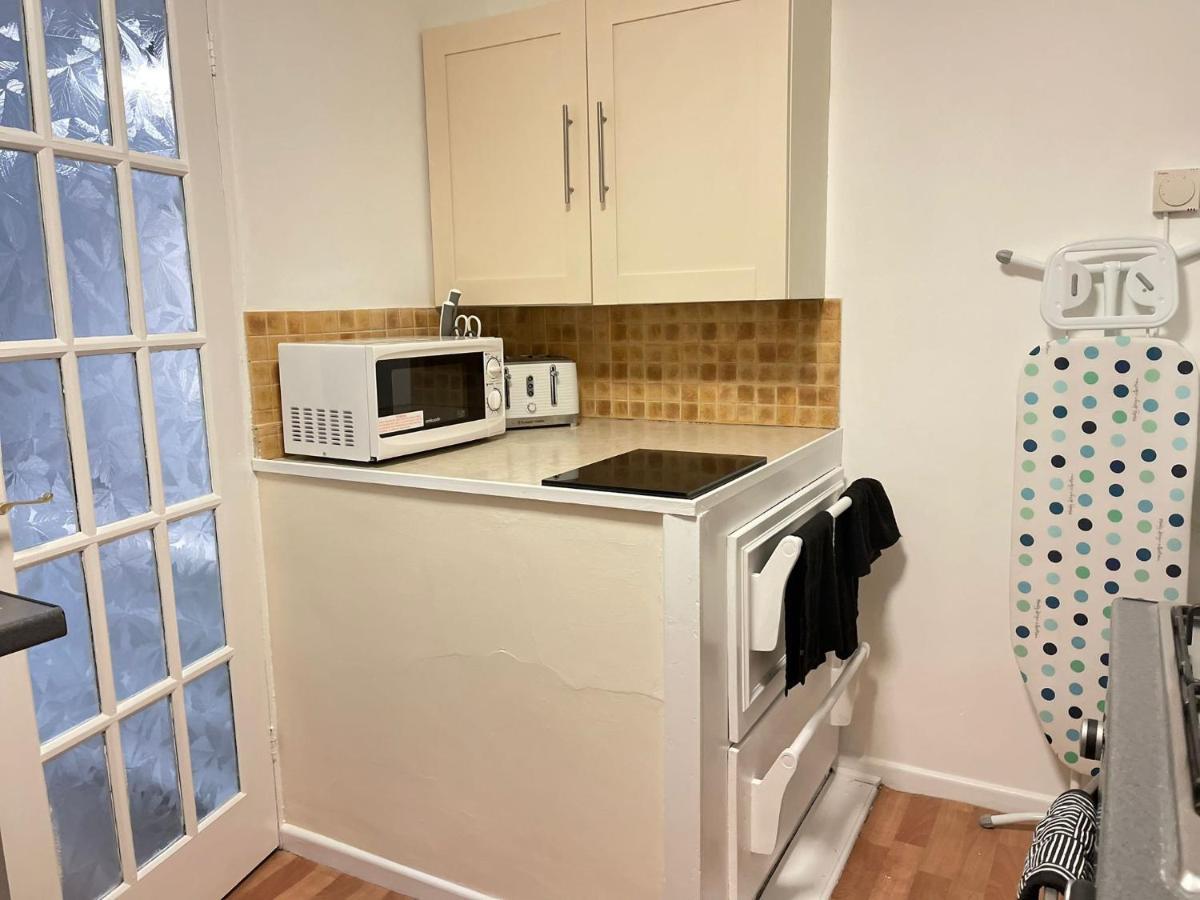 Lovely 1 Bed Home Near Hospital, With Parking & Garden Work Contractor Leisure, Sapphire CBG Exterior foto