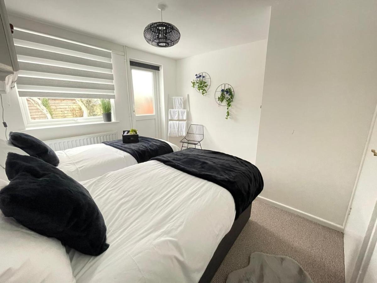 Lovely 1 Bed Home Near Hospital, With Parking & Garden Work Contractor Leisure, Sapphire CBG Exterior foto