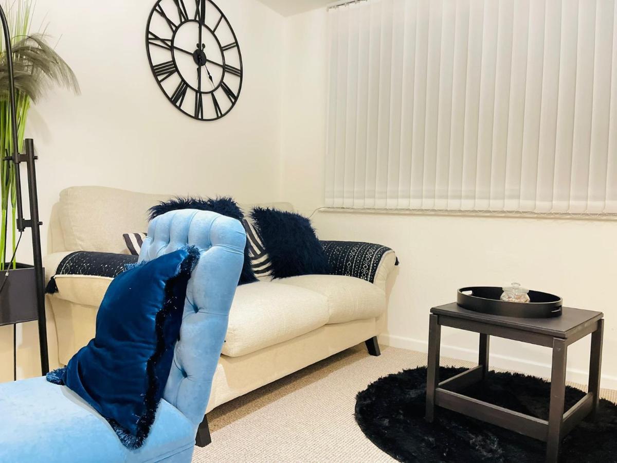 Lovely 1 Bed Home Near Hospital, With Parking & Garden Work Contractor Leisure, Sapphire CBG Exterior foto