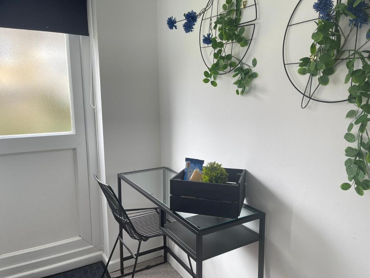 Lovely 1 Bed Home Near Hospital, With Parking & Garden Work Contractor Leisure, Sapphire CBG Exterior foto